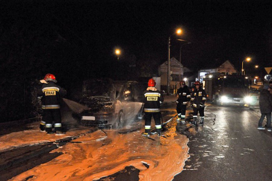 TRZEBINIA. Pożar auta na ulicy Słowackiego 