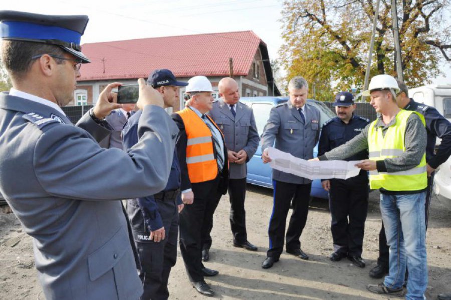 TRZEBINIA. Komendant główny policji oglądał plac budowy nowego komisariatu 