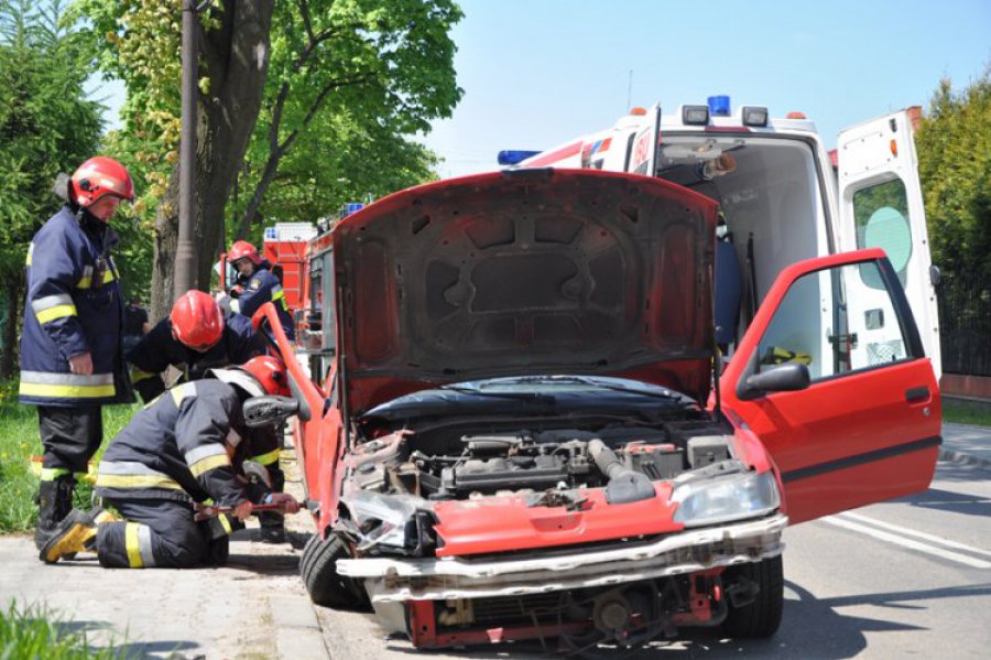 CHRZANÓW. Peugeot 306 uderzył w drzewo. Dwie osoby w szpitalu