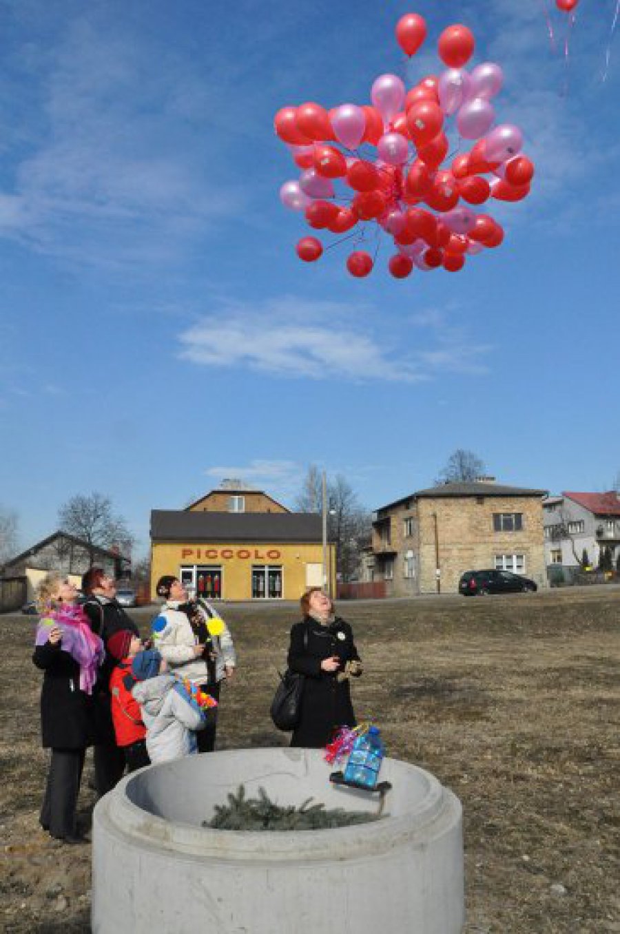 TRZEBINIA. Wypuścili baloniki z życzeniami z okazji Dnia Kobiet 