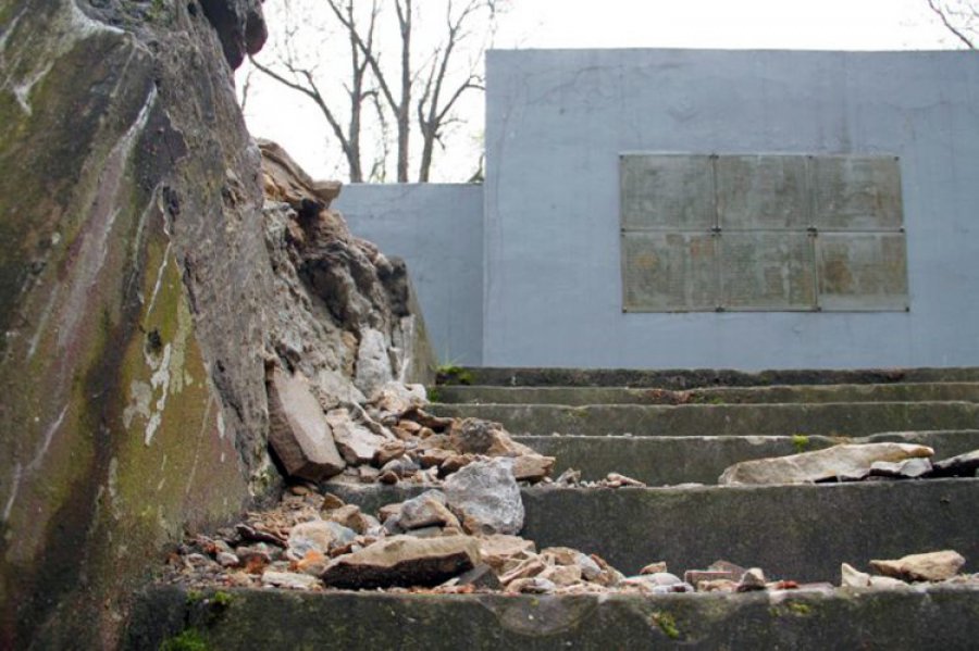 CHRZANÓW. Kto zniszczył pomnik żołnierzy radzieckich w Kościelcu? (ZDJĘCIA)