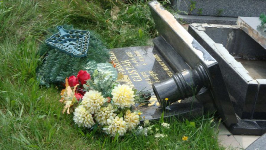 ZAGÓRZE. Wandale zniszczyli nagrobki na cmentarzu