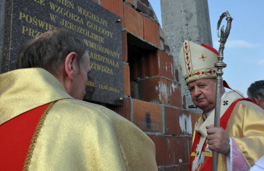 Kardynał Dziwisz wmurował kamień węgielny pod kościół 