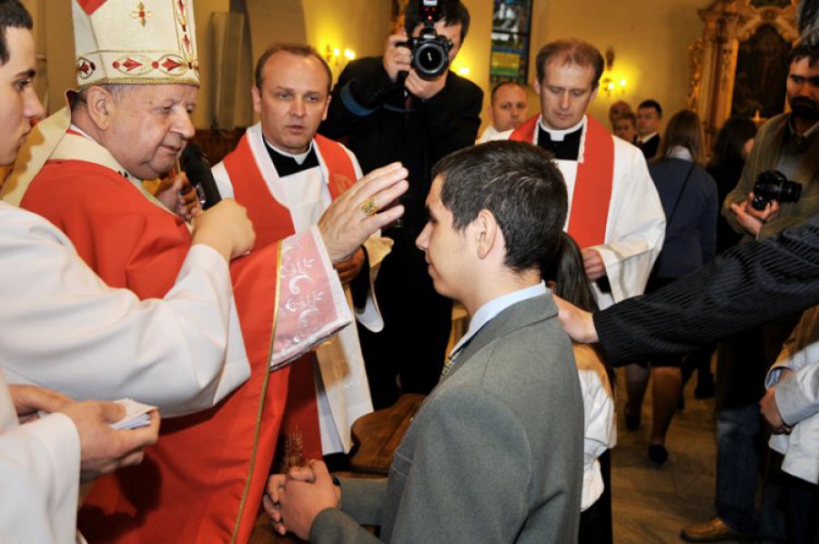 Kardynał Dziwisz bierzmował trzebińskich gimnazjalistów i poświęcił kamień papieski 