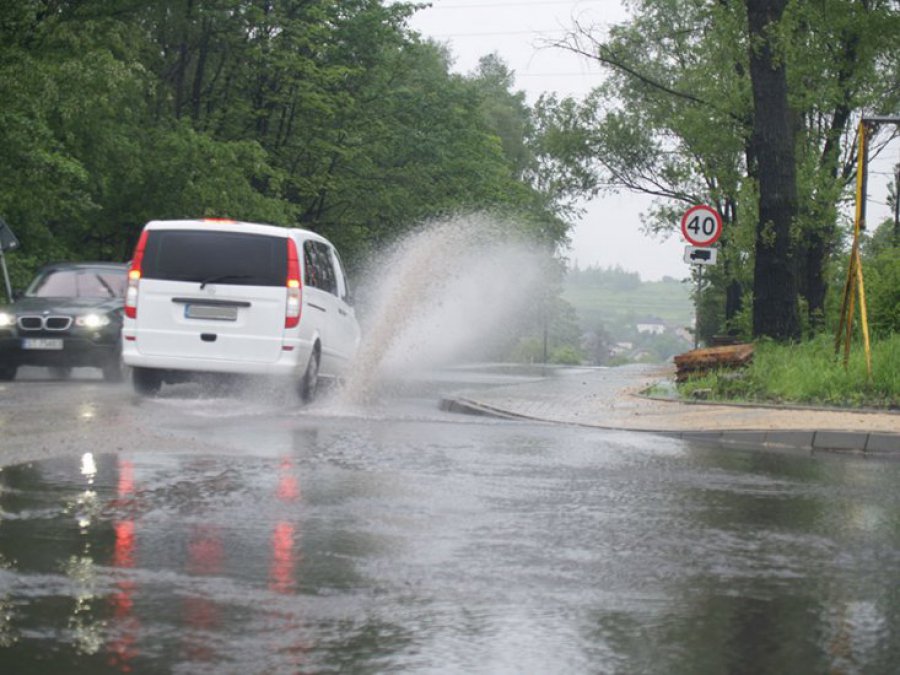 Kierowcy uważajcie: dużo wody na drodze wojewódzkiej nr 780 