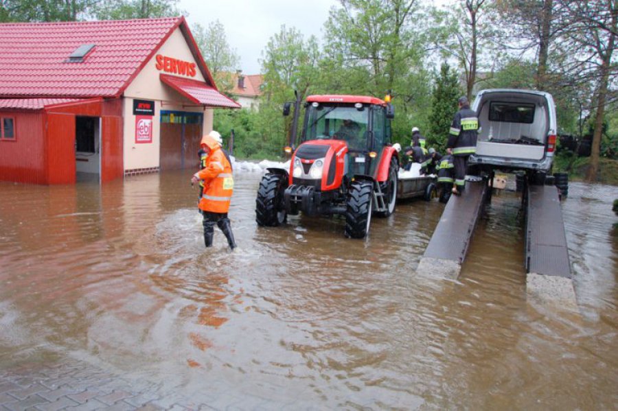 Woda wdziera się do domów w Tenczynku 