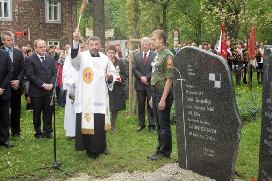 Tablica w kształcie statecznika samolotu upamiętnia ofiary spod Smoleńska 