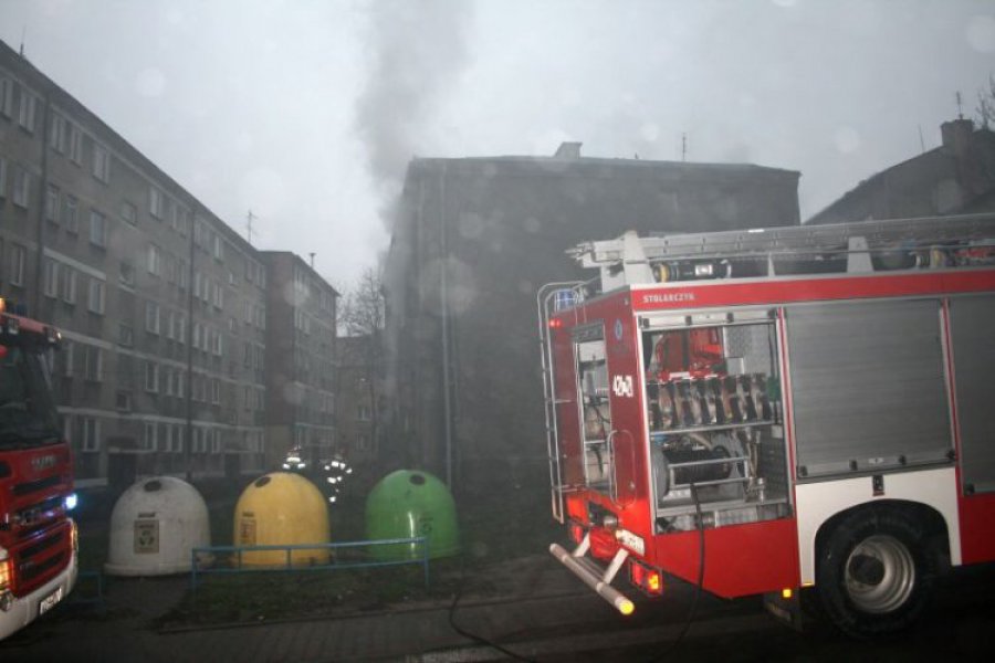 Płonął budynek. Strażacy ewakuowali ludzi 