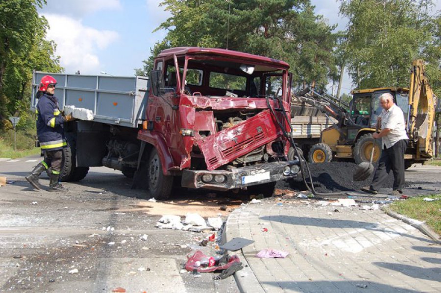 Po zderzeniu ciężarówek dwie osoby ranne