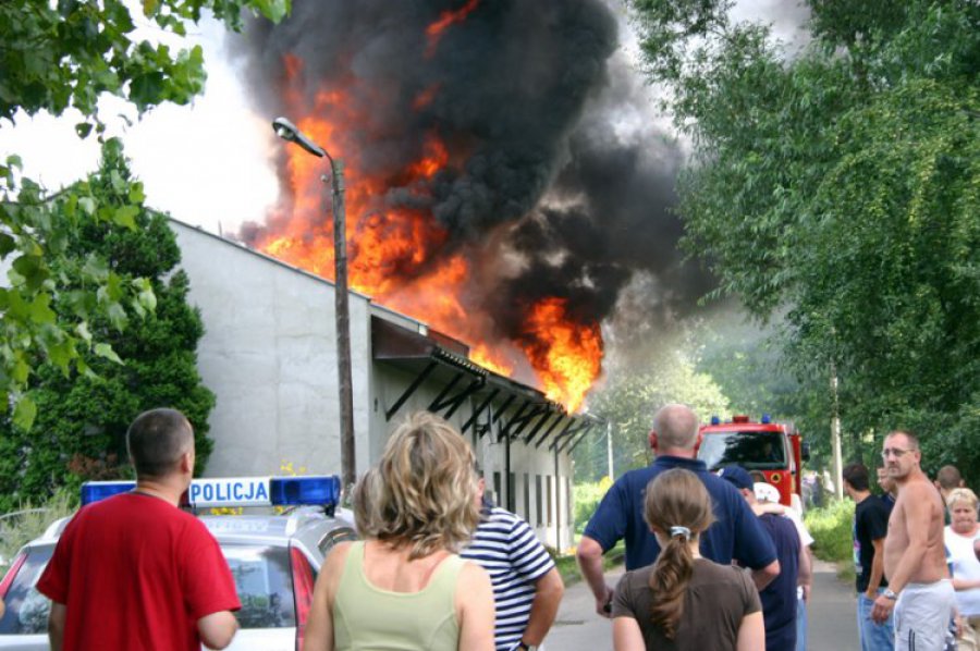 Pożar budynku mieszkalnego w Chełmku. Ludzie przez okna wyrzucali ubrania i książki