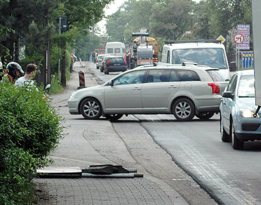 Zrywają nowo położony asfalt na ulicy Oświęcimskiej
