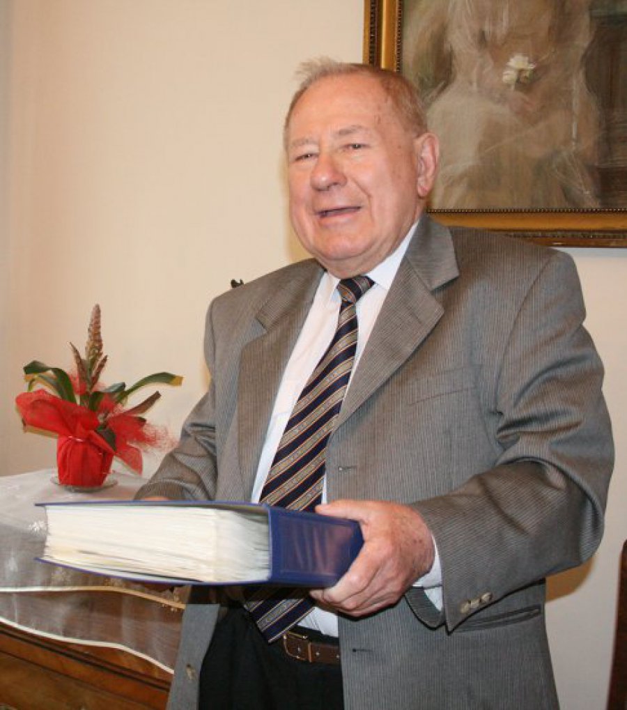 Janusz Adamczyk przekazał do chrzanowskiego muzeum cenne znaczki 