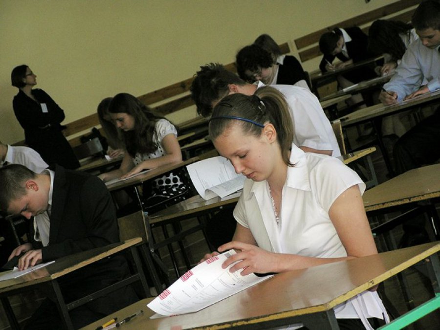Gimnazjaliści piszą egzamin 