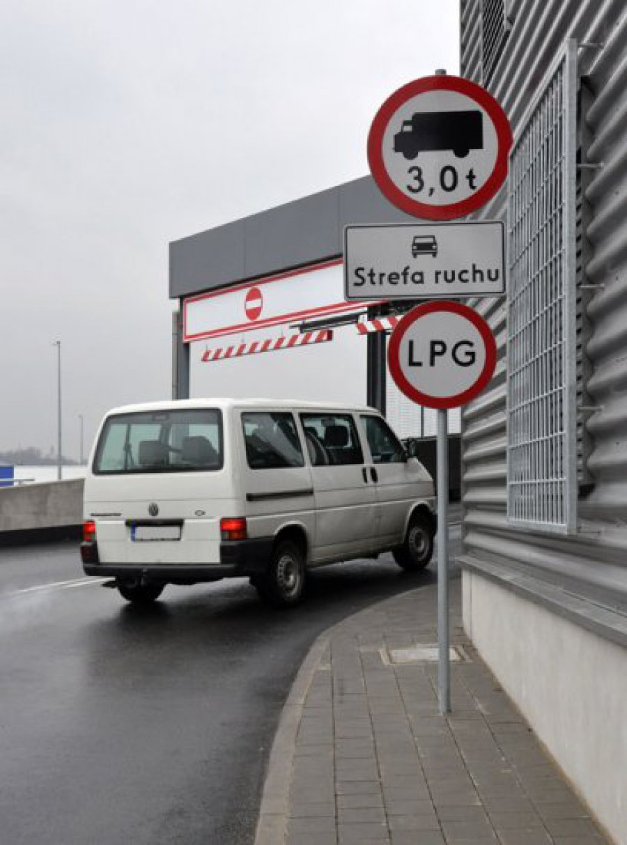 CHRZANÓW. Samochodom z LPG nie wolno parkować na dachu Kauflandu 