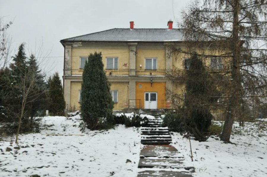 Stara szkoła w Porębie Żegoty sprzedana 