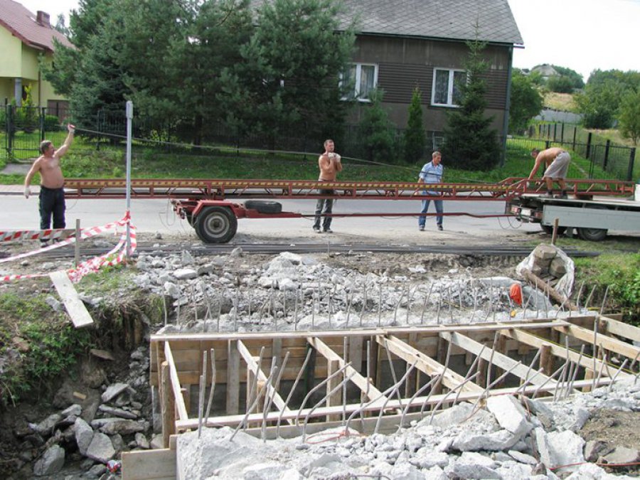 W Karniowicach budują od nowa mostek przy ul. Skalnej 