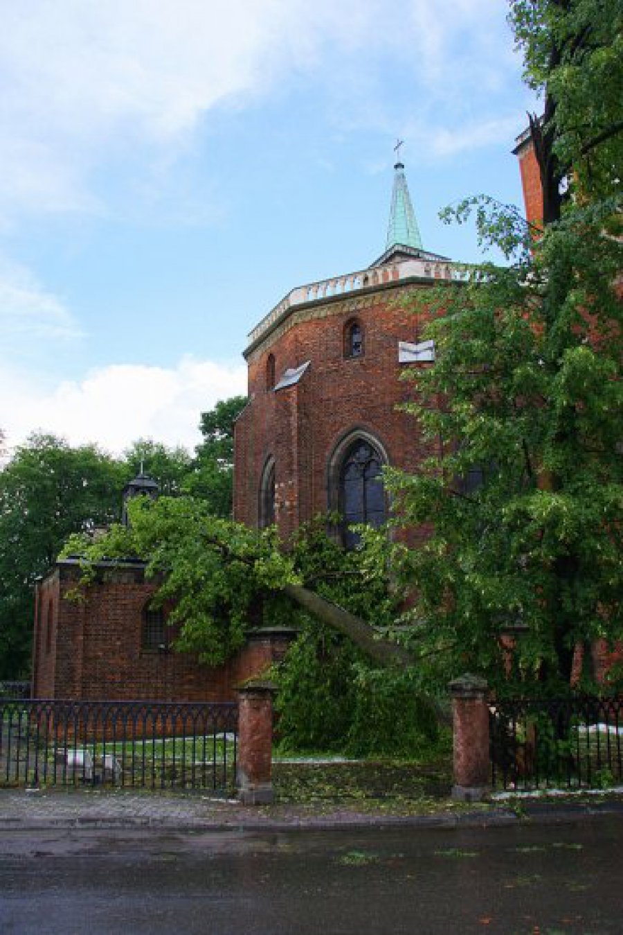 W Krzeszowicach drzewo spadło na kościół św. Marcina 