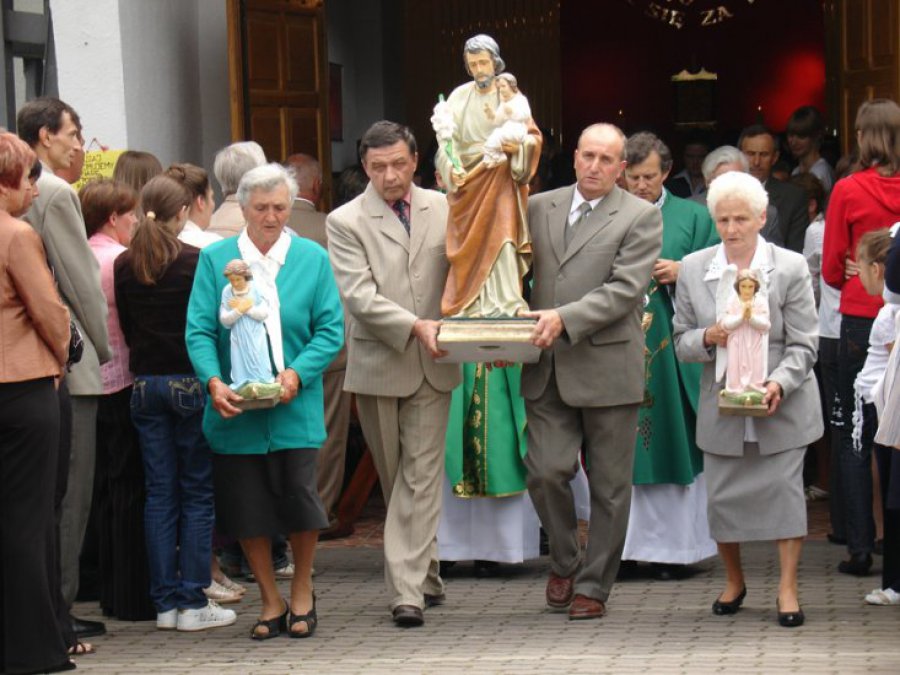 Wierni odnowili 200-letnią kapliczkę w Rozkochowie 