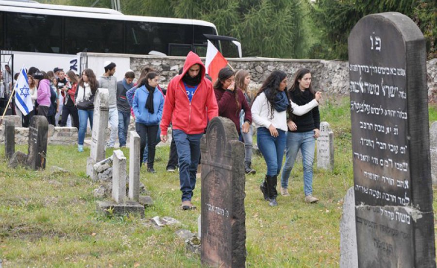 TRZEBINIA. Młodzi Żydzi odwiedzili groby swoich przodków 