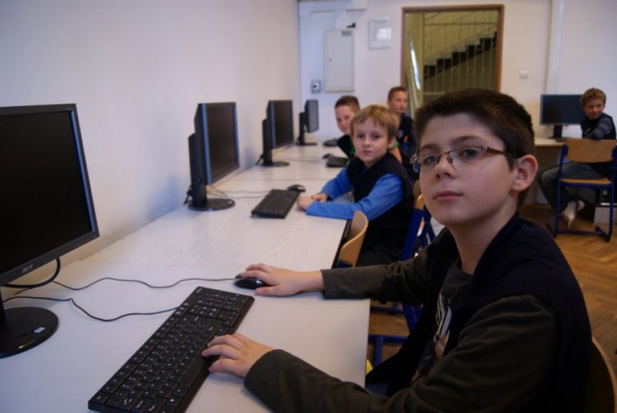 CHRZANÓW. Dwie szkoły wciąż czekają na komputery 