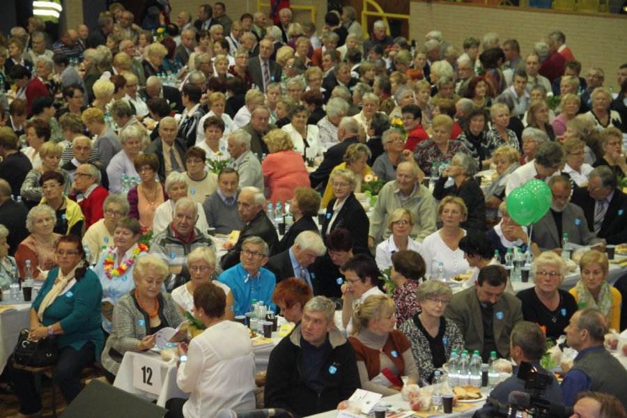 Setki emerytów i rencistów zasiadły przy biesiadnych stołach