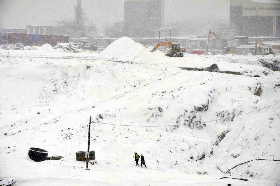 Mimo obfitych opadów śniegu, robotnicy nie przerwali prac przy rekultywacji Górki
