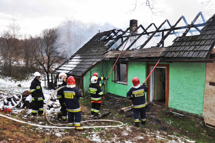 Strażacy walczyli z pożarem domu