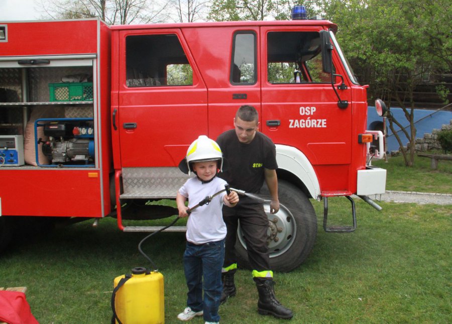Dzieci bawiły się w strażaków