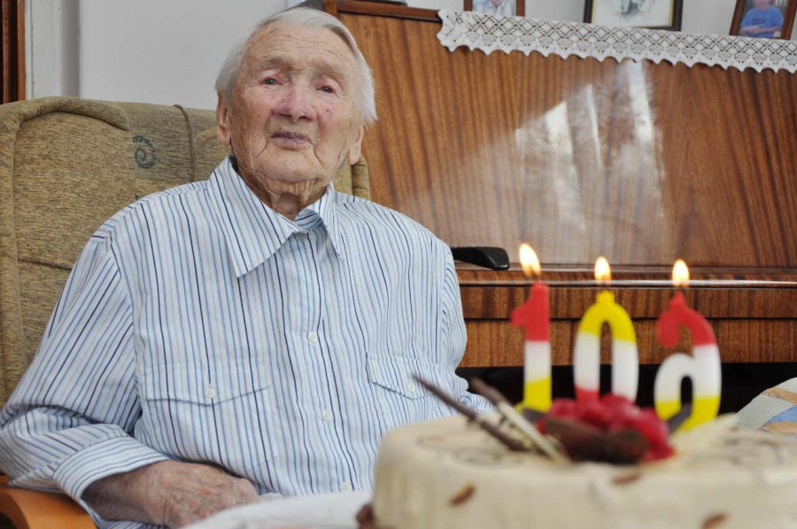 Ma 106 lat. Sama czyta gazety i książki