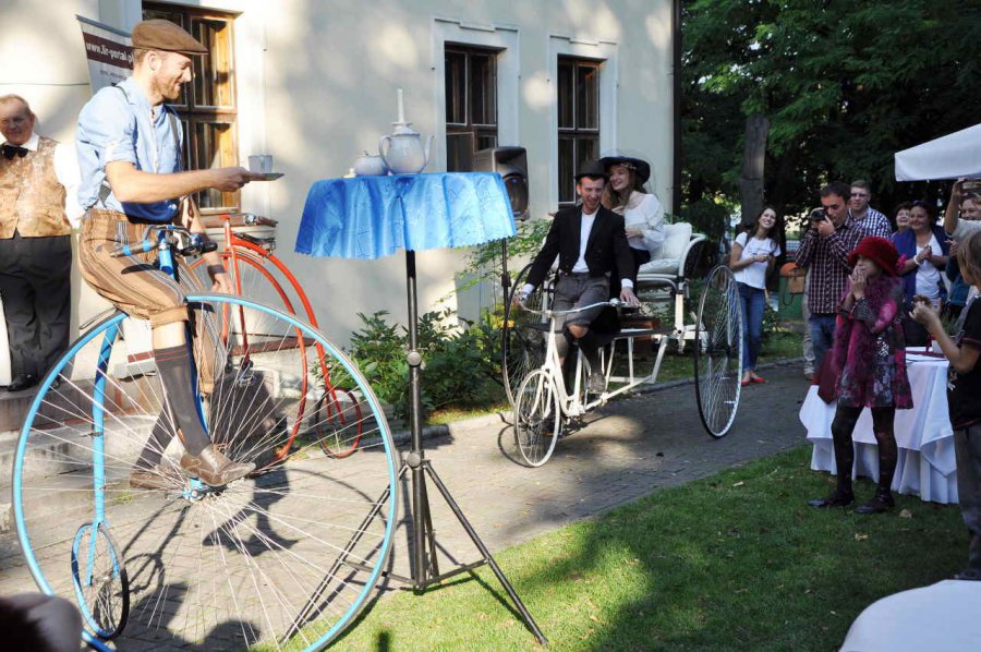Na pikniku w Dworze herbatkę serwował pan na bicyklu 