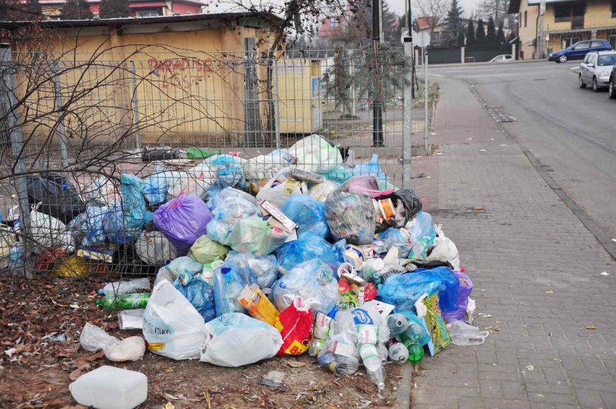 Worki ze śmieciami mieszkańcy muszą rzucać na ziemię