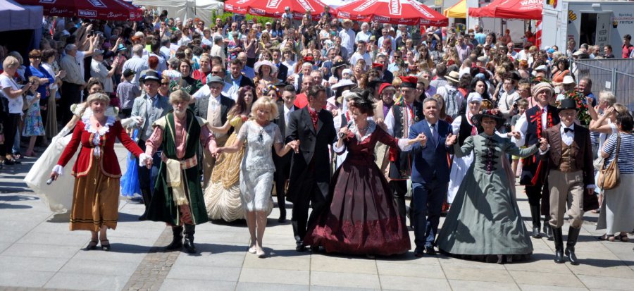 Na Majówce Hrabiny Zofii mieszkańcy tańczyli poloneza i bawili się na zamku Tenczyn (zdjęcia, wideo)