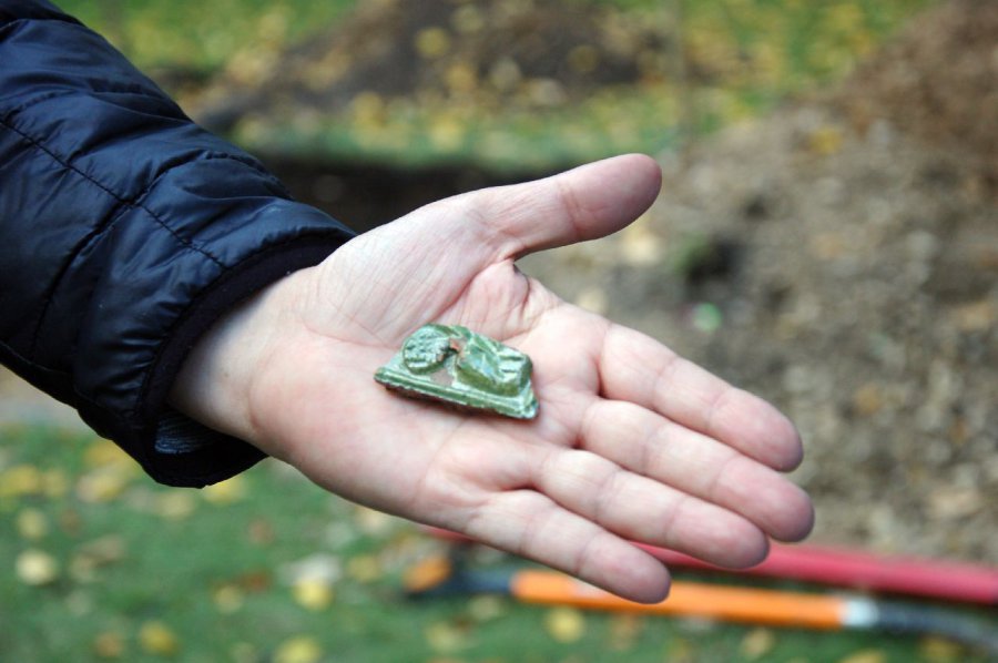 Archeolodzy badający początki miasta natrafili na stare monety i naczynia 