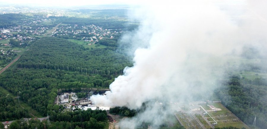 Trwa dogaszanie pożaru na składowisku opon w Trzebini (ZDJĘCIA)