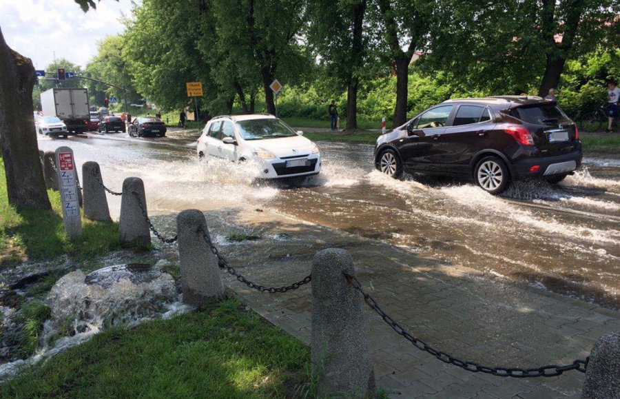 Uwaga kierowcy! Woda zalewa ulicę Trzebińską