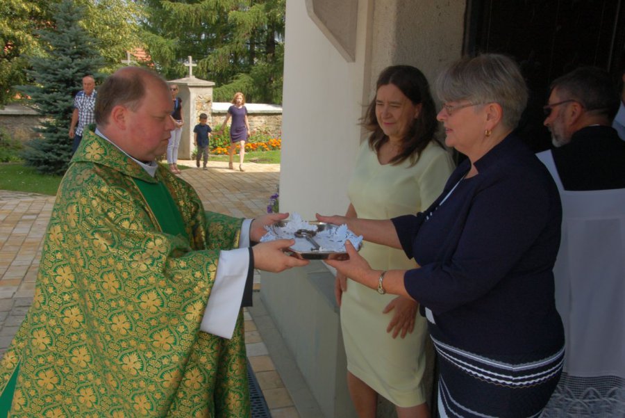 Nowy proboszcz z Kościelca dostał klucze od parafian
