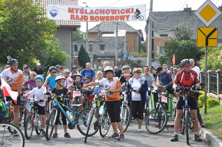 Stu rowerzystów na 100-lecie niepodległości Polski (WIDEO)