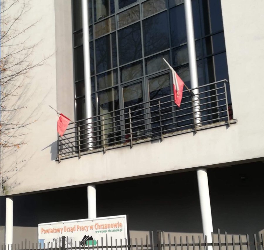 Brudne flagi na budynku chrzanowskiego pośredniaka