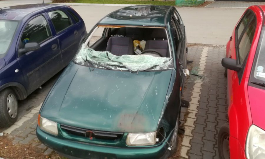Ten samochód straszy na parkingu • Chrzanów › Przelom.pl