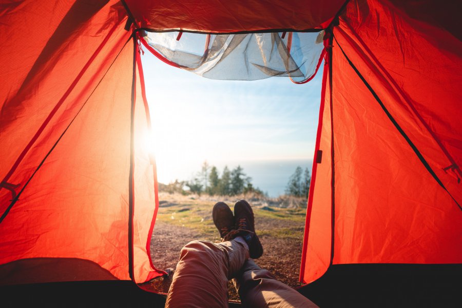 Namiot turystyczny - idealny wybór na letnie noce pod gołym niebem