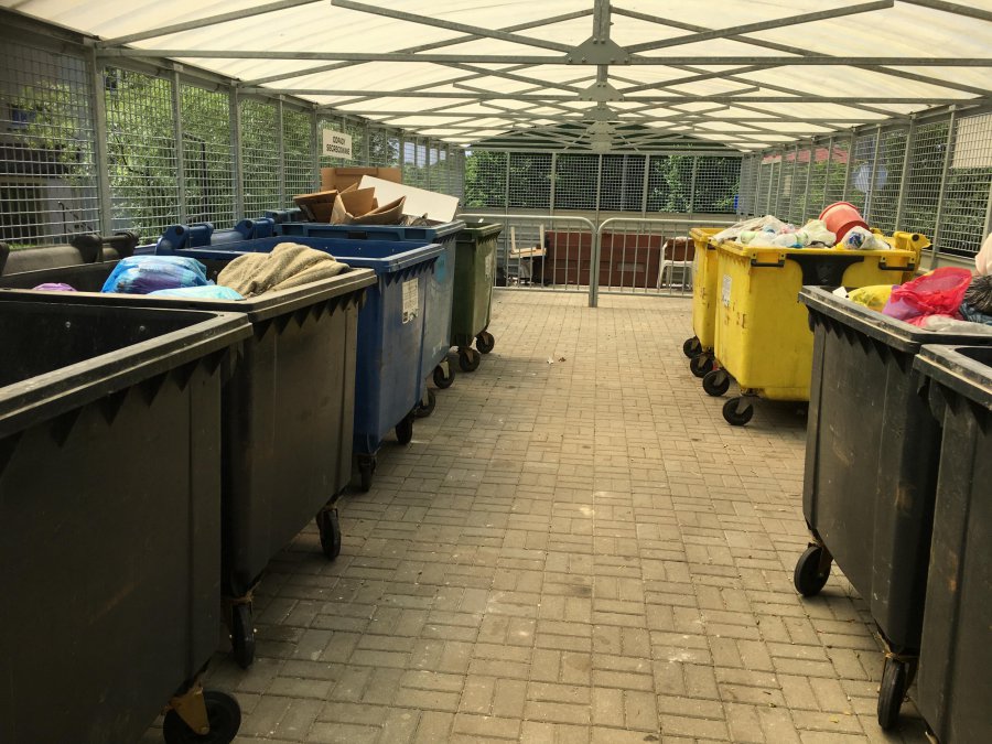 Posegregowane odpady lądują w jednej śmieciarce? Mieszkańcy nagrali filmiki