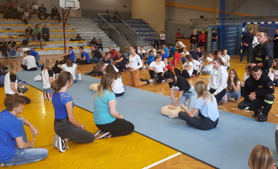 Uczniowie z Libiąża bili rekord w udzielaniu pierwszej pomocy (WIDEO)