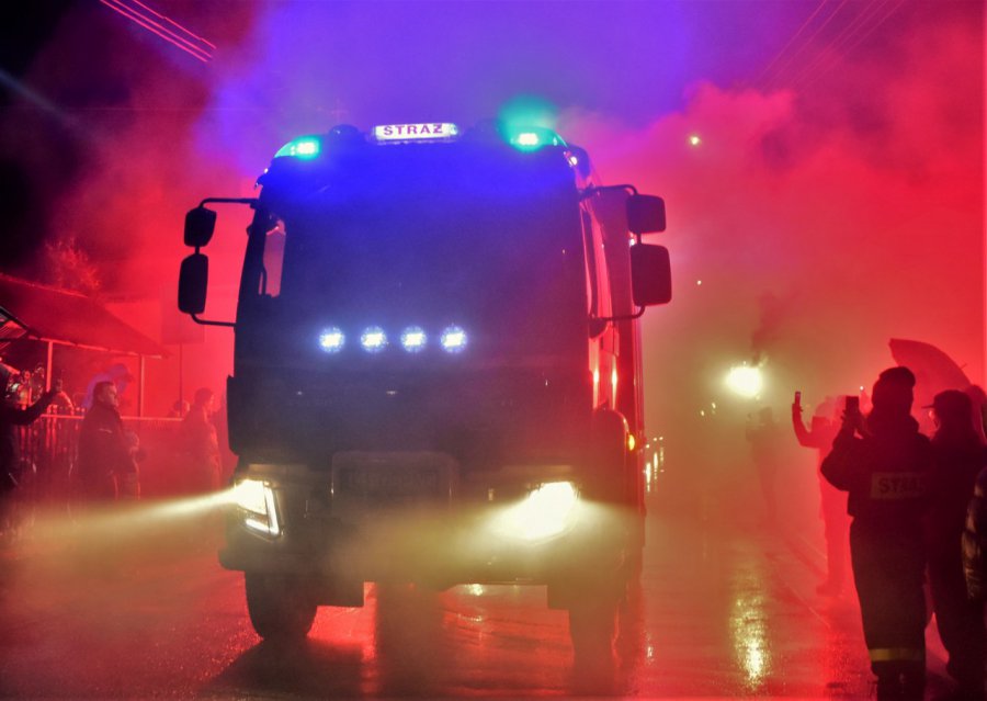 Race i sztuczne ognie na powitaniu nowego wozu strażackiego