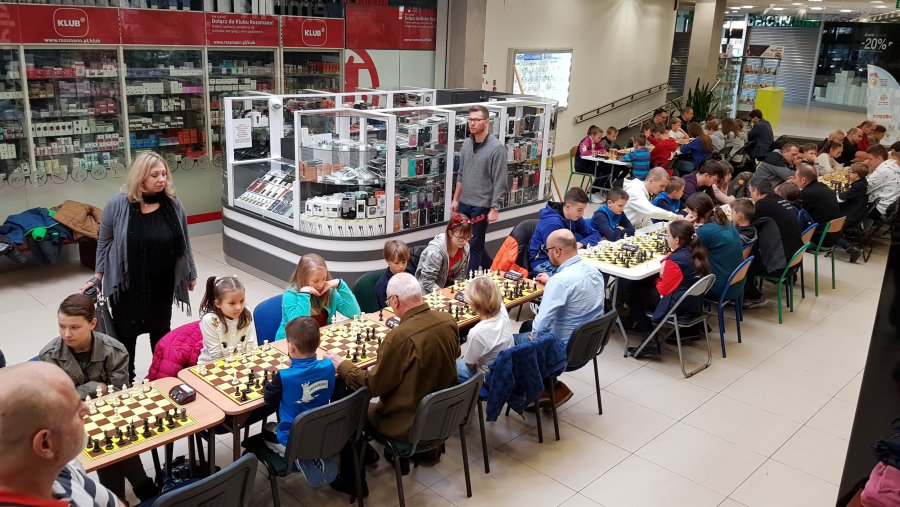 W galerii handlowej szachiści walczyli o nagrody (WIDEO)
