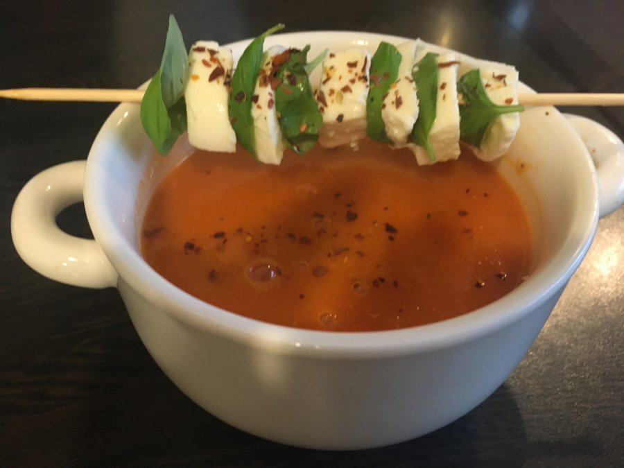 Warto jeść pomidory! Wypróbujcie przepis na zupę krem z mozarellą