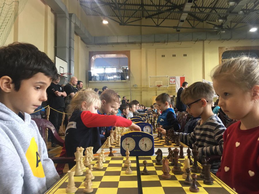 Na dwa dni Trzebinia stała się szachową stolicą Małopolski. Rozpoczął się jubileuszowy turniej (WIDEO)