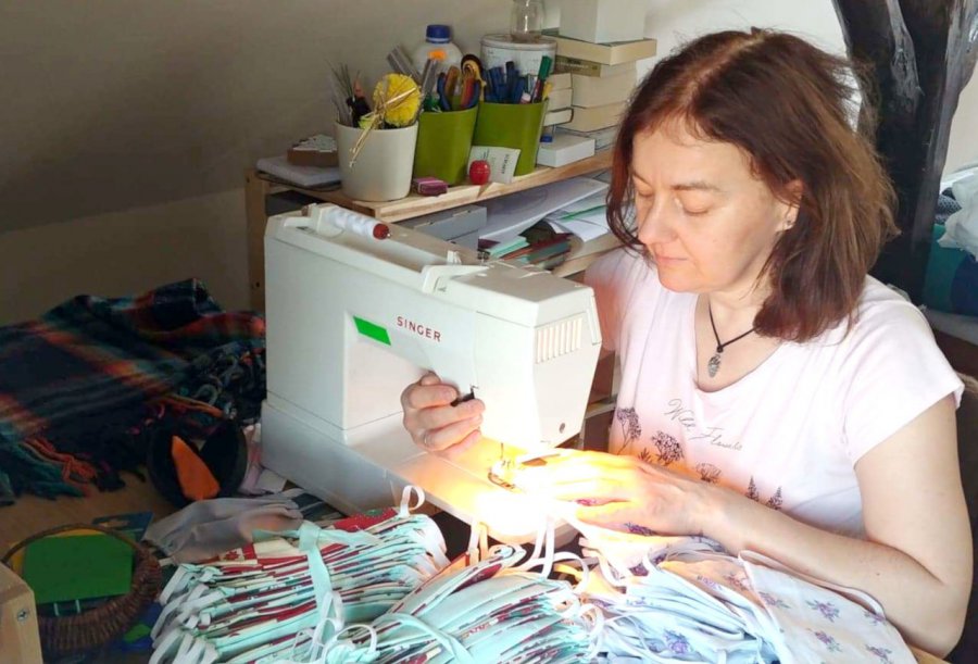 Anna Koblak z Tenczynka szyje maseczki dla pracowników szpitali