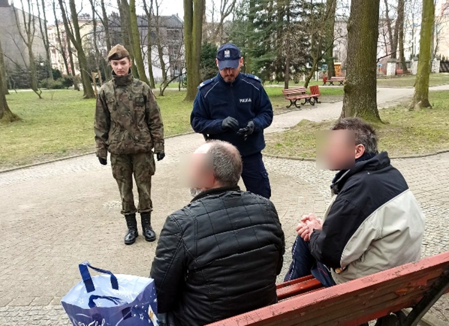 Kolejne mandaty w parku w Chrzanowie podczas wspólnych patroli policji i WOT