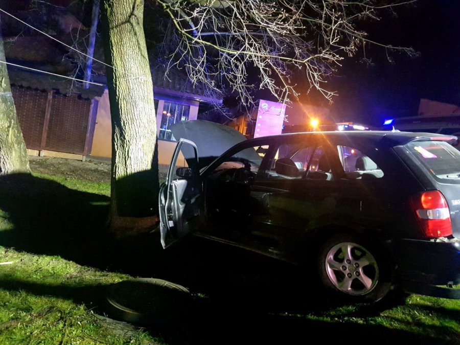 Pijany kierowca uderzył w radiowóz i wbił się w drzewo