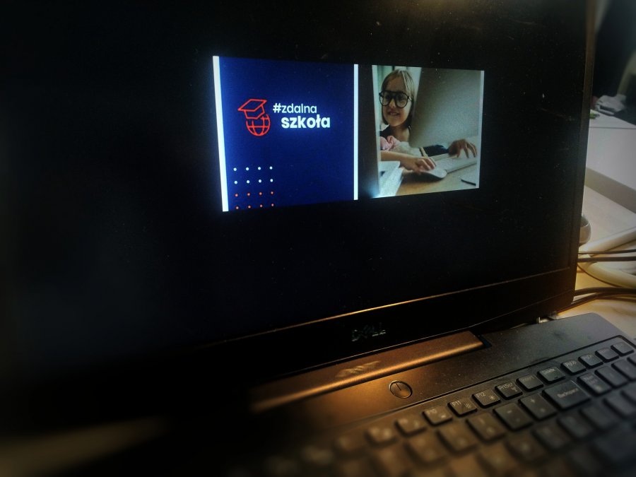 Laptopy za unijne dofinansowanie dla "zdalnej szkoły" w Trzebini